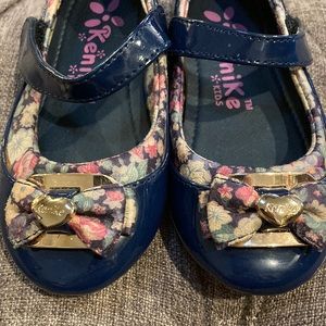 Kenike girls blue patten leather floral flats